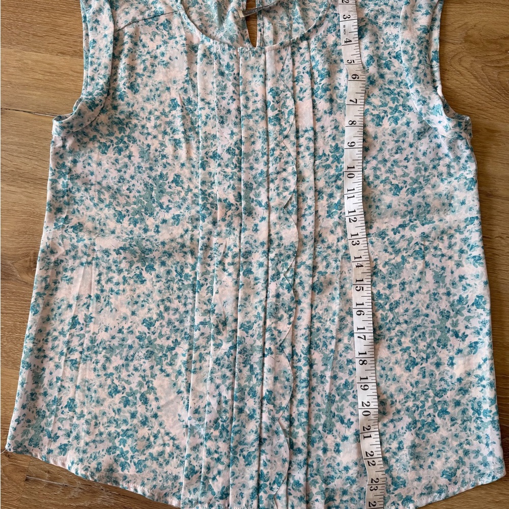 Sleeveless Floral Pleated Shell Top - Teal/White - Picture 3 of 6